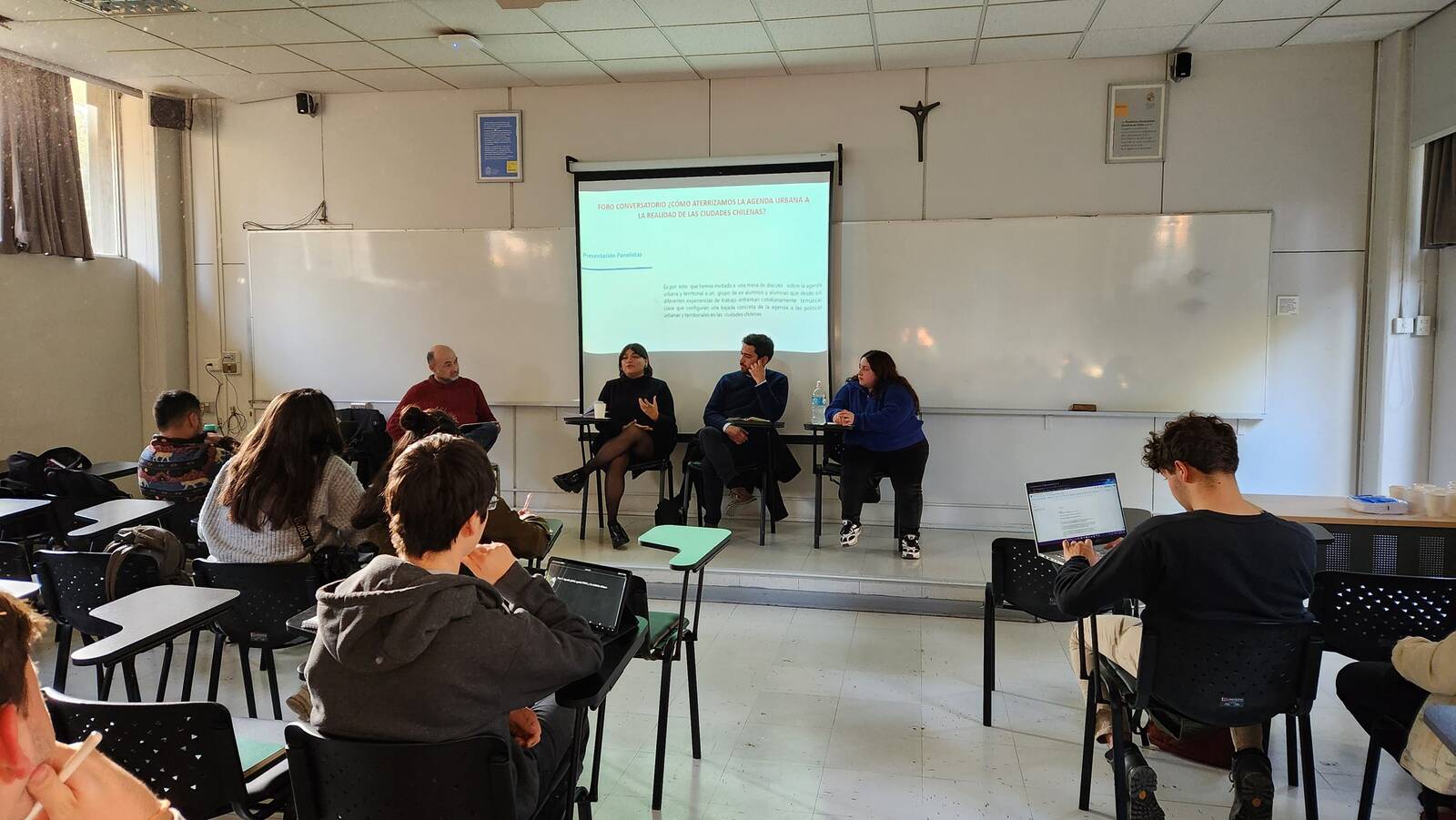 Ex estudiantes del IEUT participan de mesa de conversación en el curso Sociología de las Grandes Ciudades