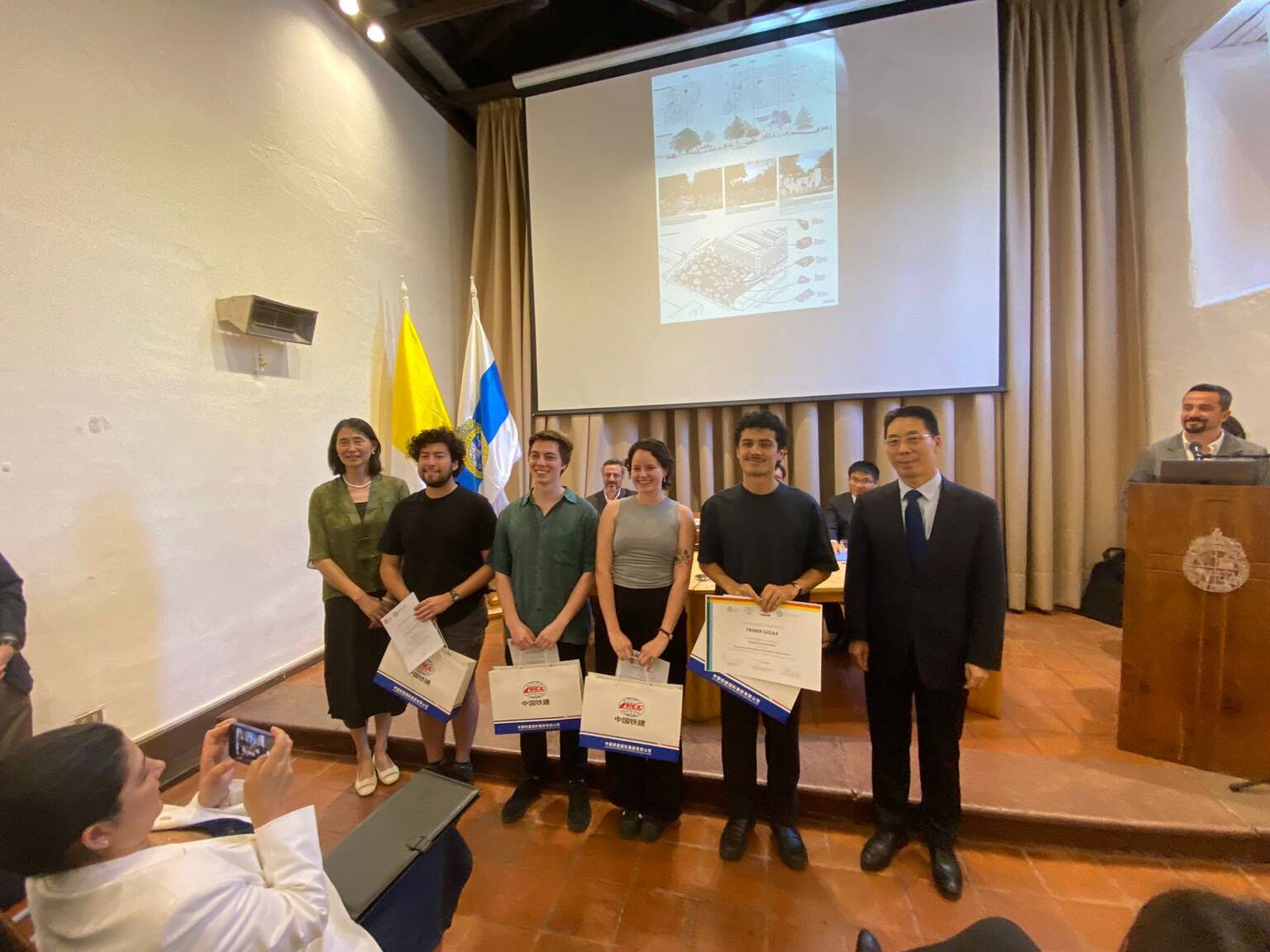 Anuncian ganadores del concurso para el diseño de la plaza de acceso