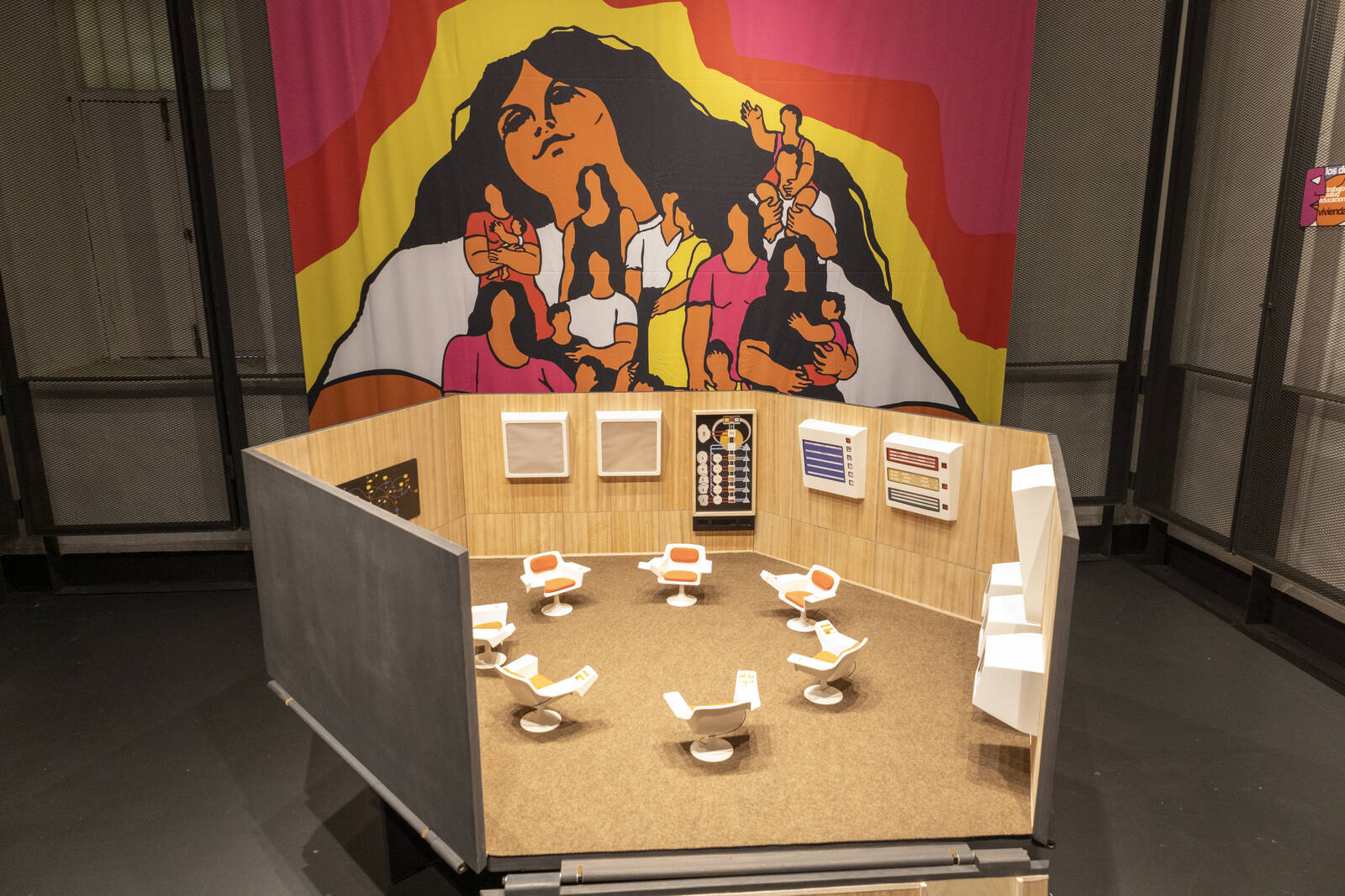 Galería Lo Contador inauguró nueva muestra: “Cómo diseñar una revolución. Trayectoria de un proyecto UC-MIT”.